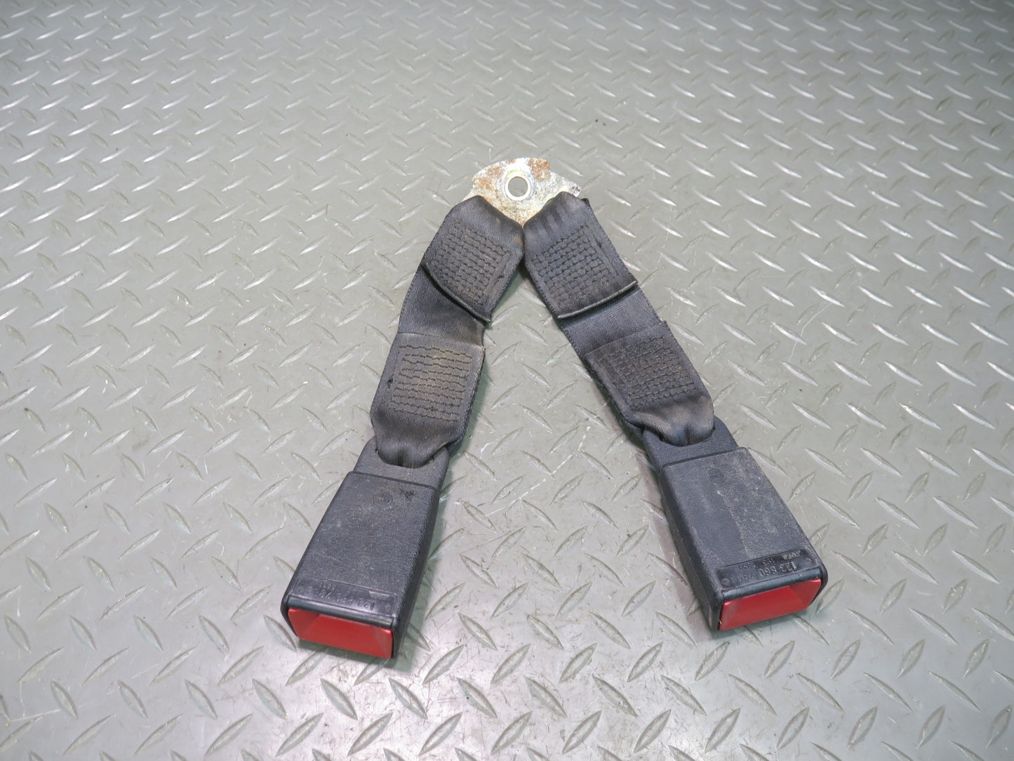 83-85 MERCEDES 240D W123 4PCS REAR SEATBELT RETRACTORS & SEATBELT BUCKLE SET OEM