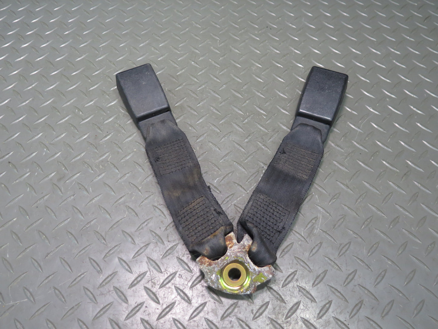 83-85 MERCEDES 240D W123 4PCS REAR SEATBELT RETRACTORS & SEATBELT BUCKLE SET OEM