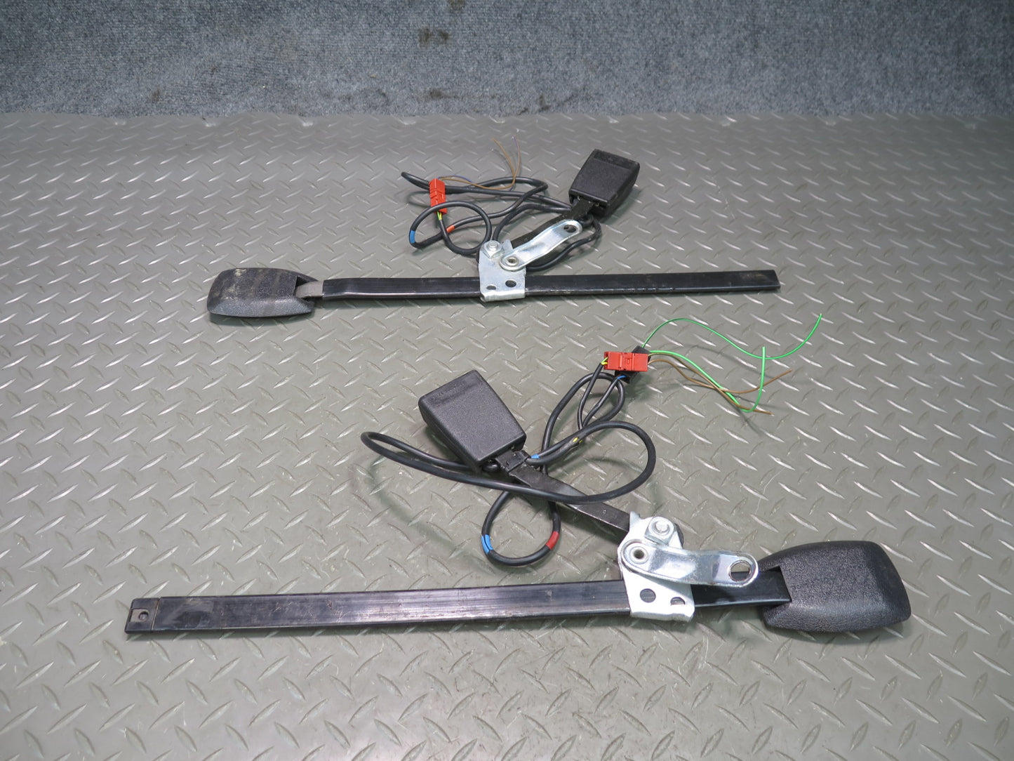 87-95 MERCEDES 300D W124 FRONT RIGHT & LEFT SIDE SEATBELT BUCKLE SET OEM