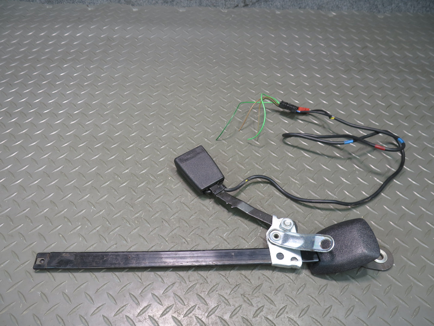 87-95 MERCEDES 300D W124 FRONT RIGHT & LEFT SIDE SEATBELT BUCKLE SET OEM
