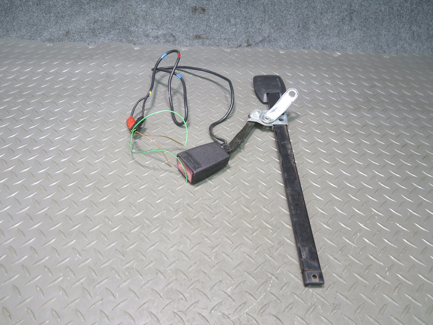 87-95 MERCEDES 300D W124 FRONT RIGHT & LEFT SIDE SEATBELT BUCKLE SET OEM