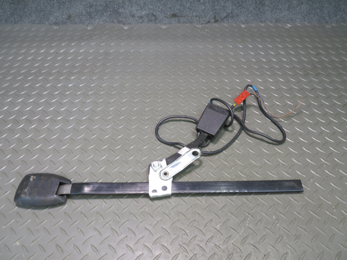 87-95 MERCEDES 300D W124 FRONT RIGHT & LEFT SIDE SEATBELT BUCKLE SET OEM