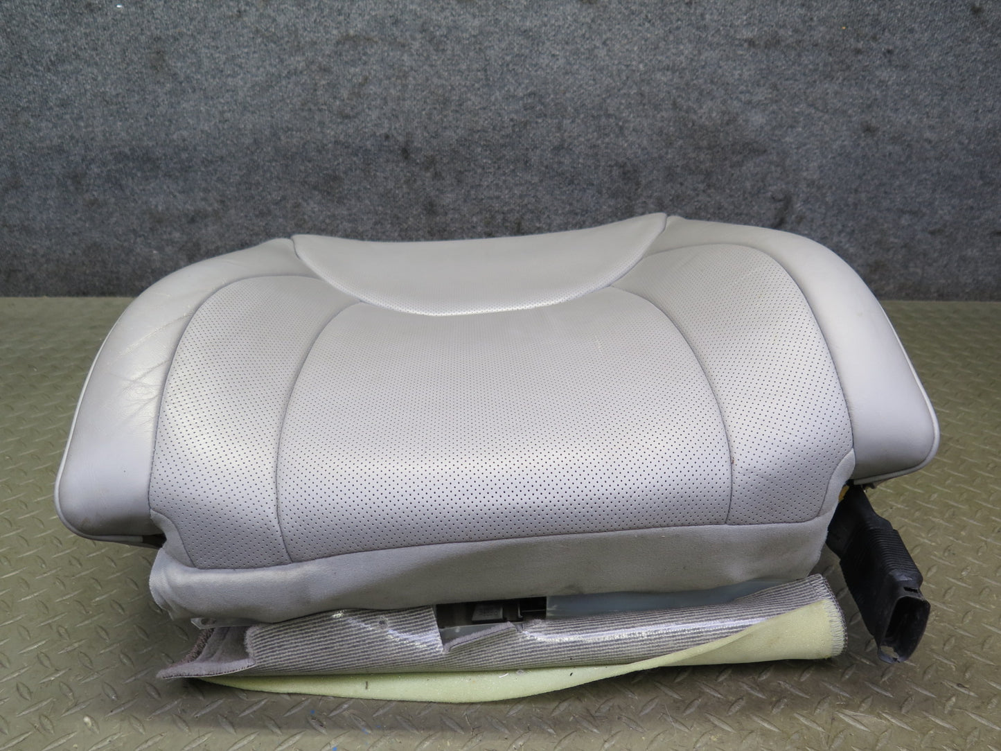 04-06 Lexus UCF30L LS430 Front Right Seat Upper Leather Cushion Ash OEM