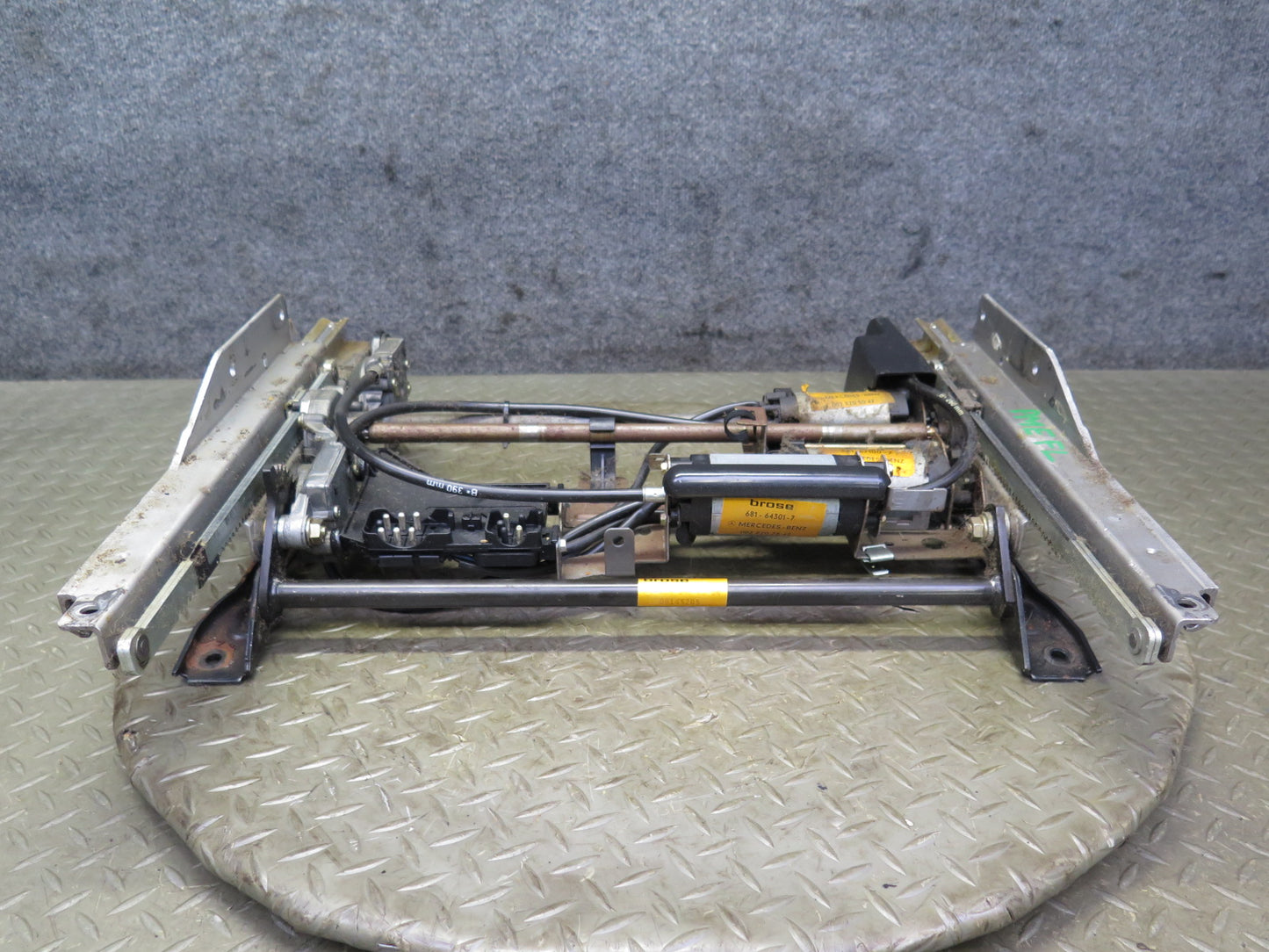 90-95 Mercedes W124 300D Front Left Driver Seat Frame Track Rail w Motor OEM