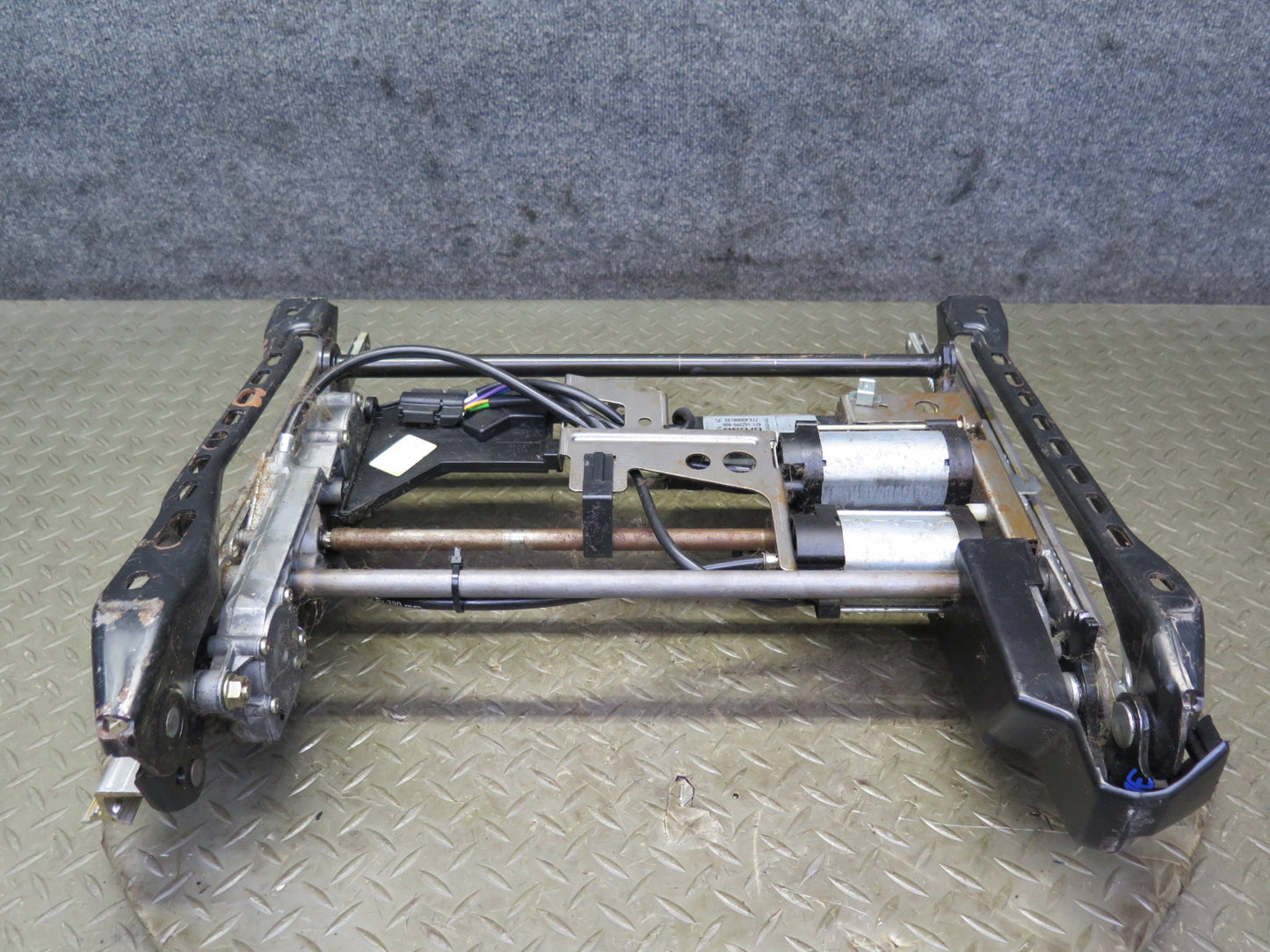 90-95 Mercedes W124 300D Front Left Driver Seat Frame Track Rail w Motor OEM