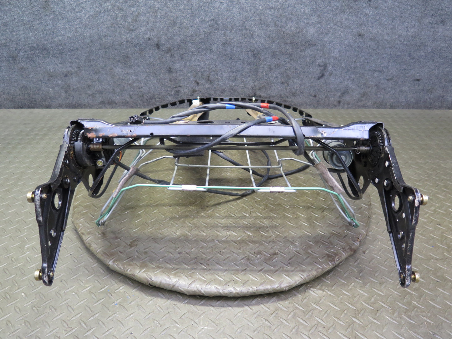 90-95 Mercedes W124 300D Front Right Seat Upper Spring Frame w Motor OEM