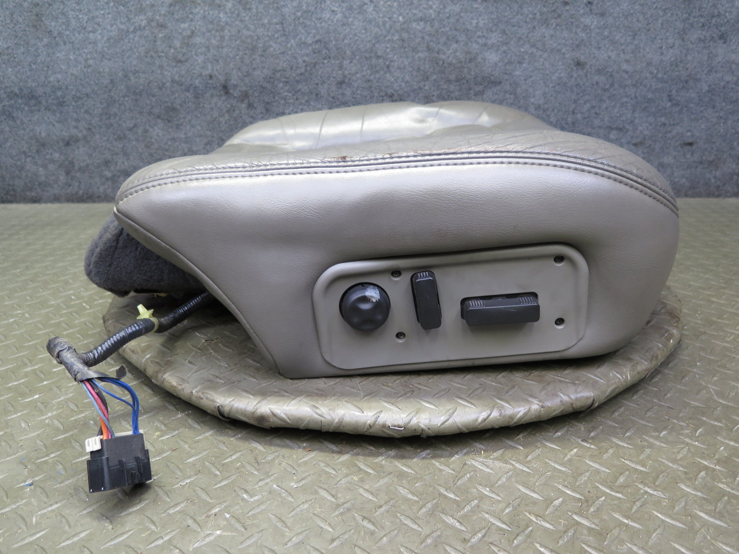 2003-2007 Hummer H2 Front Right Pass Side Seat Lower Cushion Leather W/ Switch