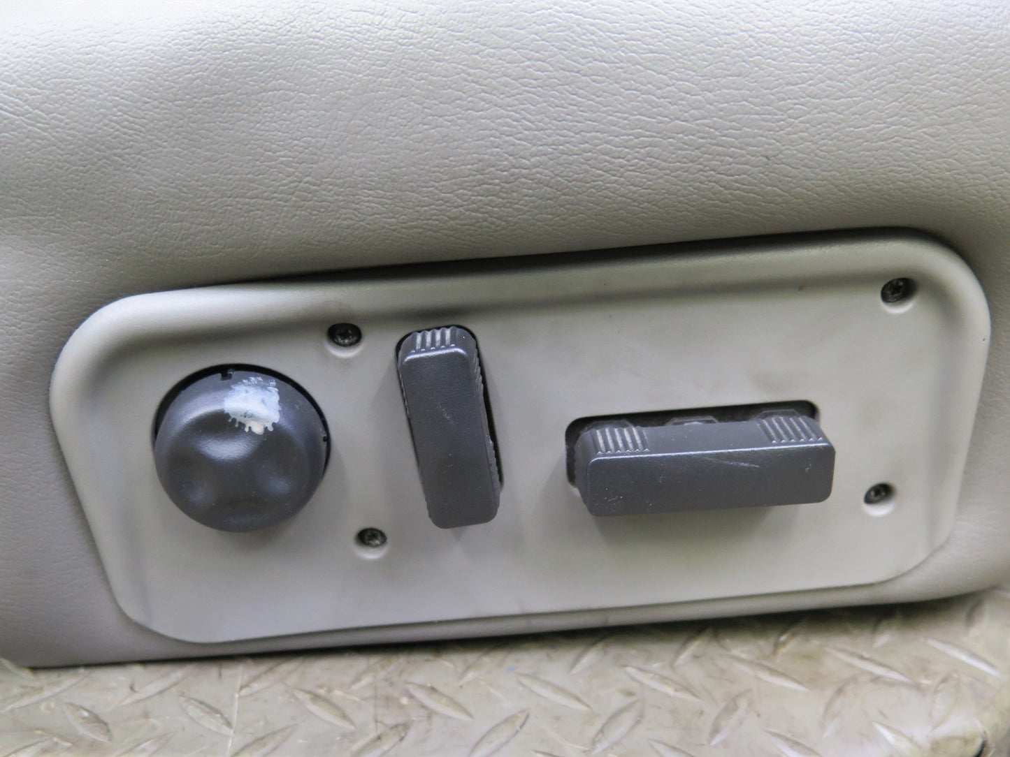 2003-2007 Hummer H2 Front Right Pass Side Seat Lower Cushion Leather W/ Switch