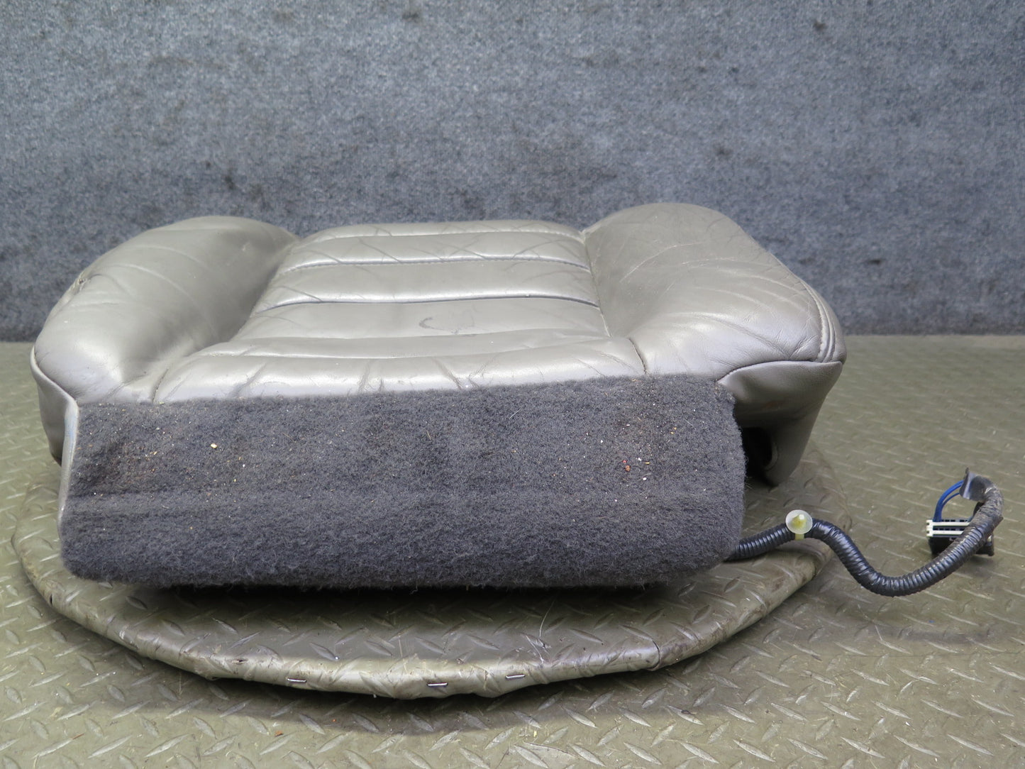 2003-2007 Hummer H2 Front Right Pass Side Seat Lower Cushion Leather W/ Switch