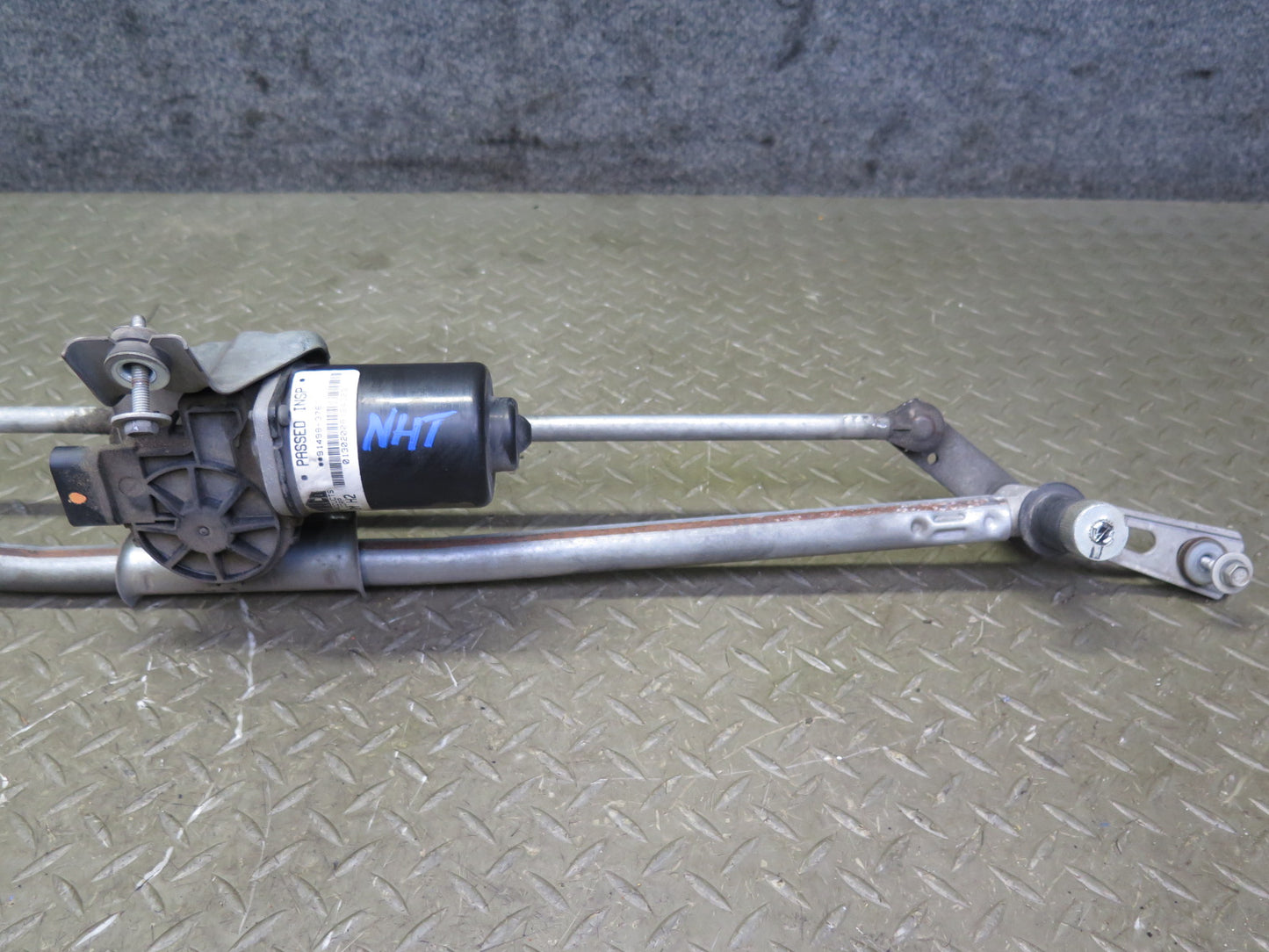 2008-2009 Hummer H2 Windshield Wiper Transmission Linkage W/ Motor