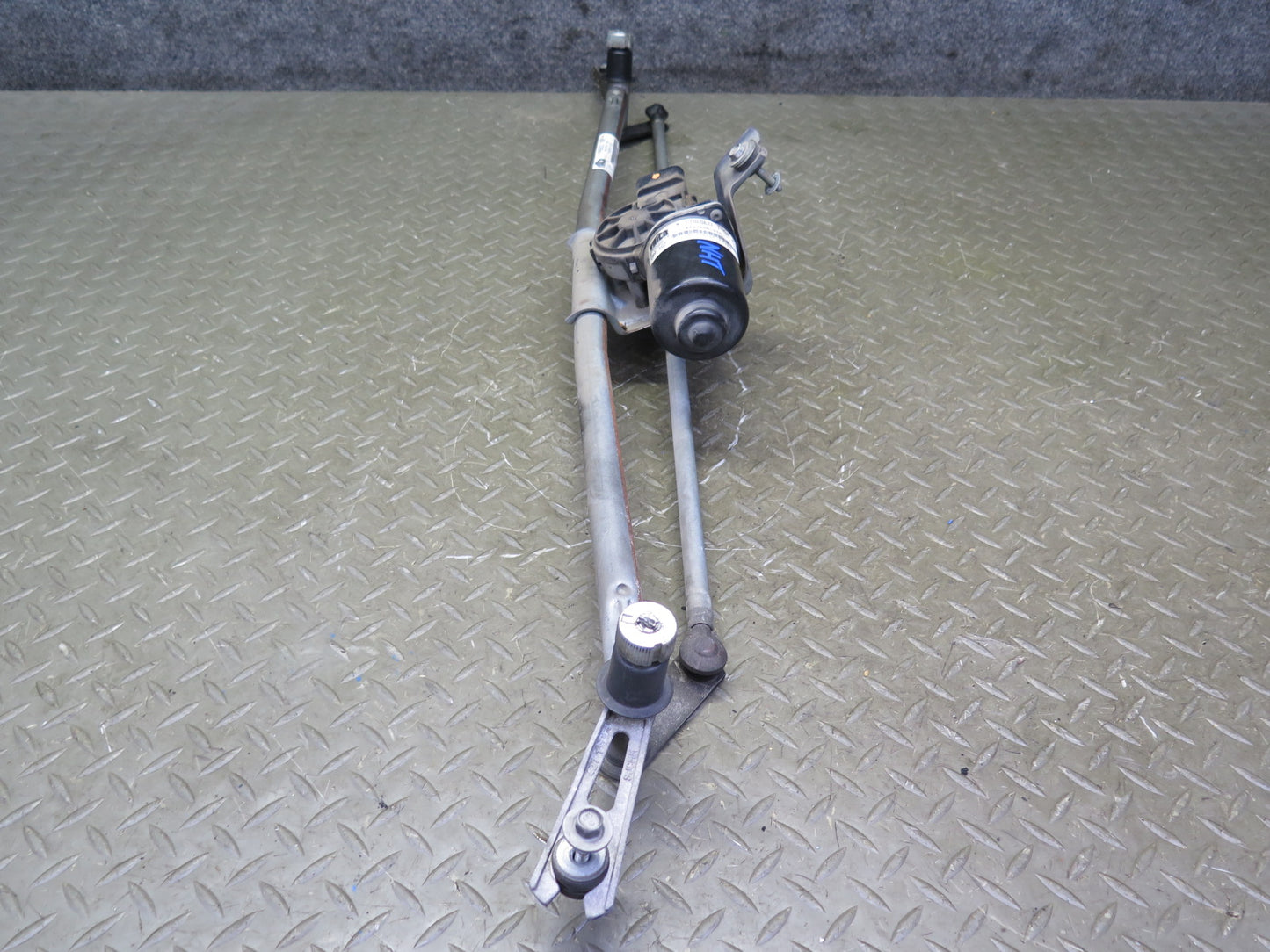 2008-2009 Hummer H2 Windshield Wiper Transmission Linkage W/ Motor