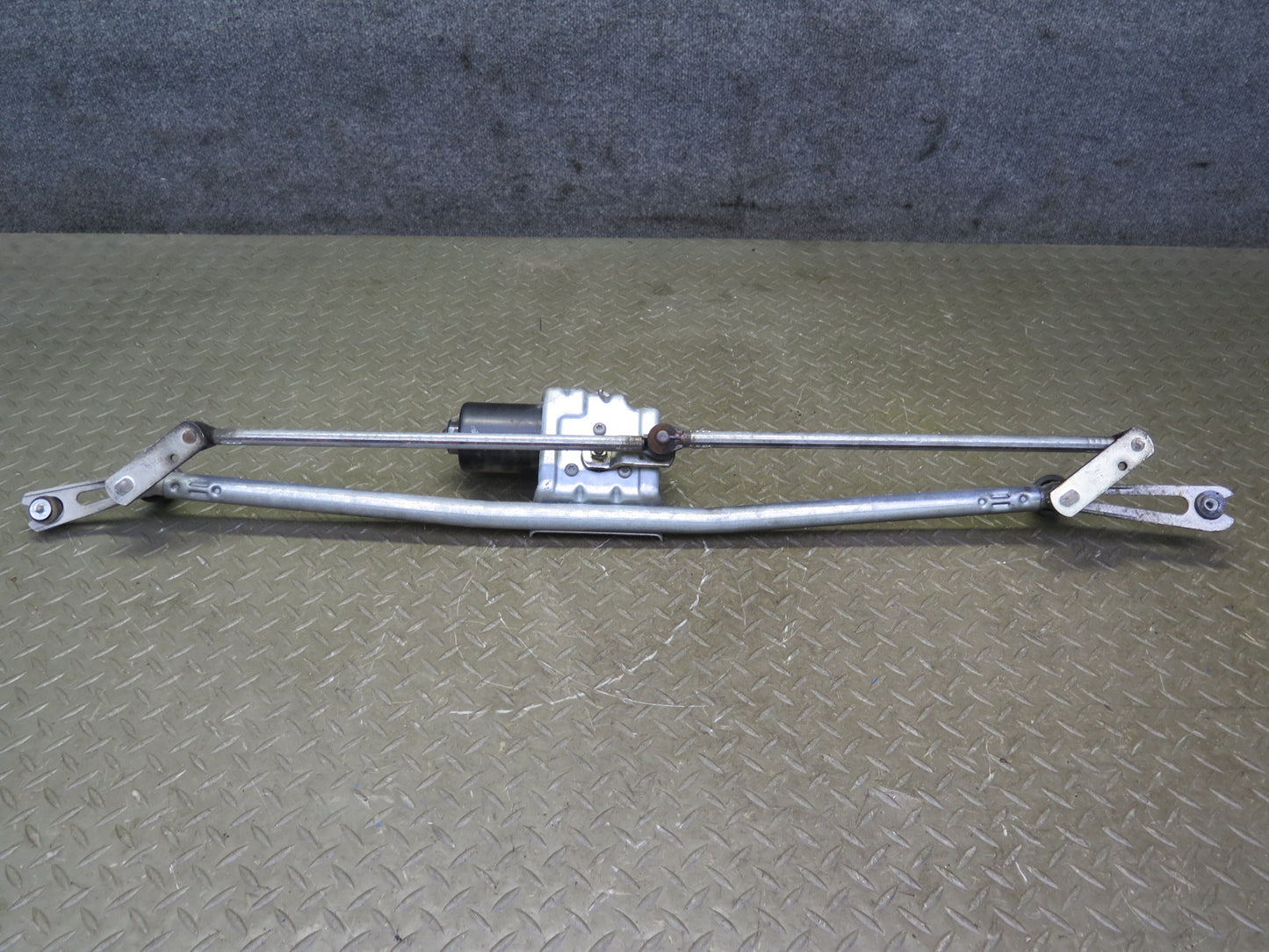 2008-2009 Hummer H2 Windshield Wiper Transmission Linkage W/ Motor