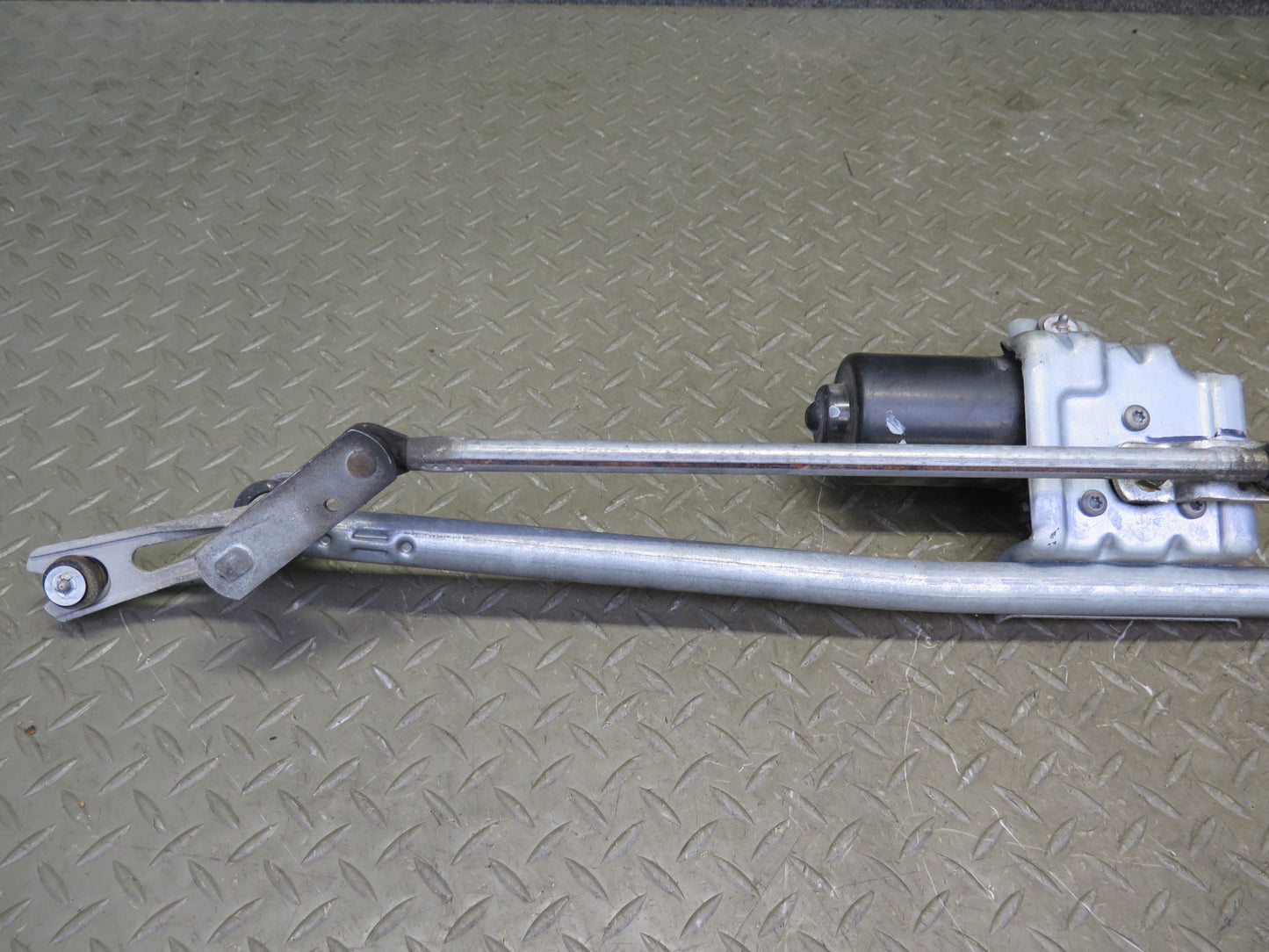 2008-2009 Hummer H2 Windshield Wiper Transmission Linkage W/ Motor