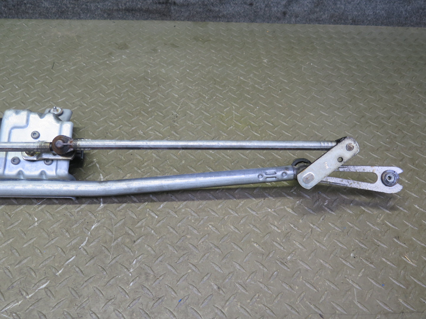 2008-2009 Hummer H2 Windshield Wiper Transmission Linkage W/ Motor