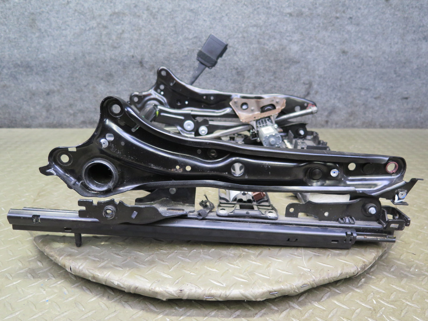 2014-2018 BMW F15 X5 Front Right Seat Lower Frame Track Rail w Motor