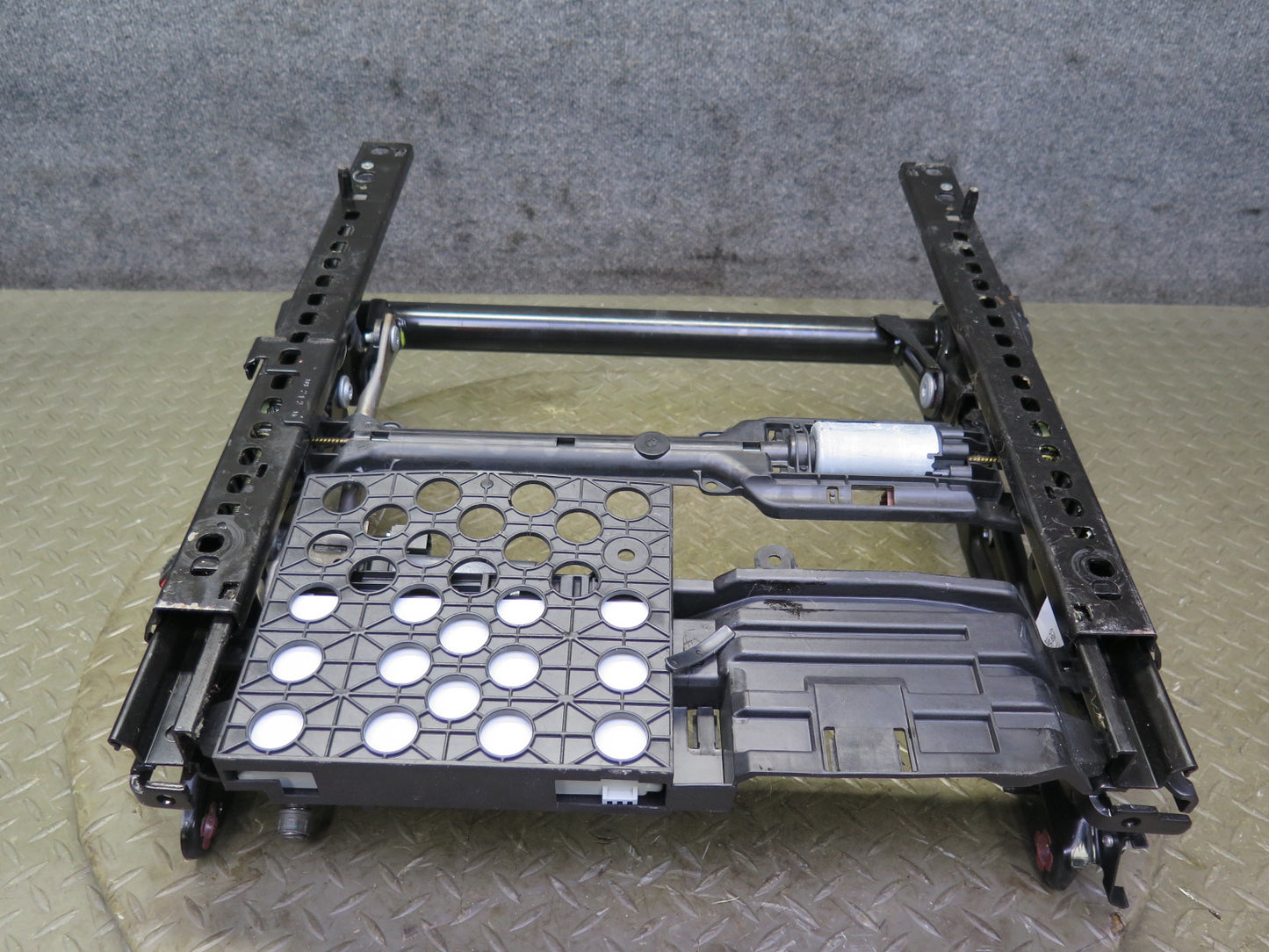 2014-2018 BMW F15 X5 Front Right Seat Lower Frame Track Rail w Motor