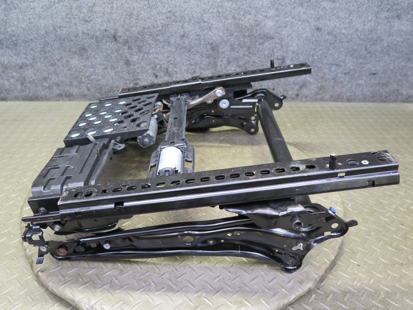 2014-2018 BMW F15 X5 Front Right Seat Lower Frame Track Rail w Motor