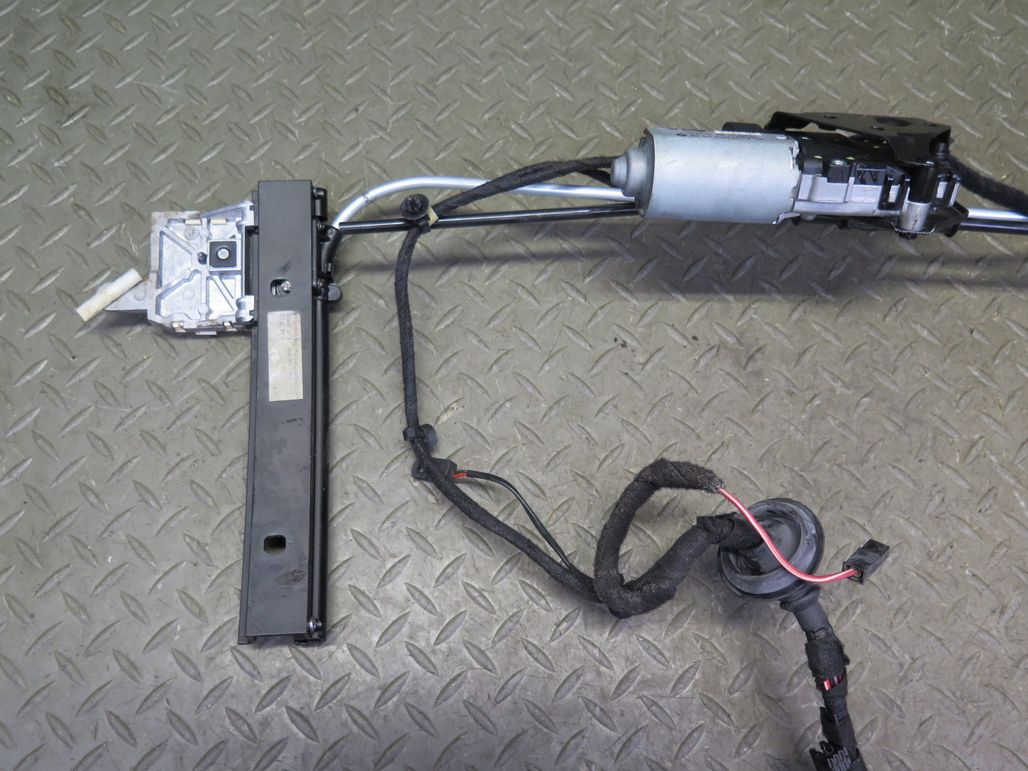 2012-2018 BMW F12 M6 Convertible Rear Window Regulator Motor Assembly