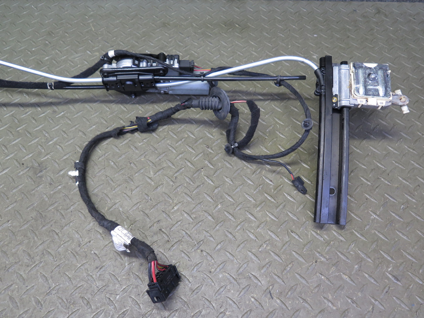 2012-2018 BMW F12 M6 Convertible Rear Window Regulator Motor Assembly
