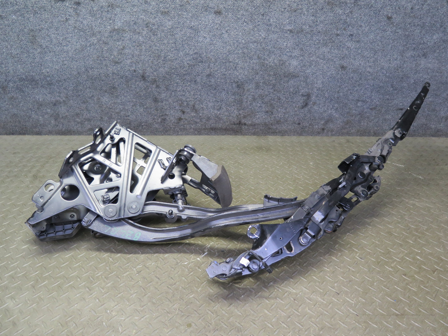 09-16 BMW E89 Z4 Convertible Rear Left TOP Roof Hinge OEM