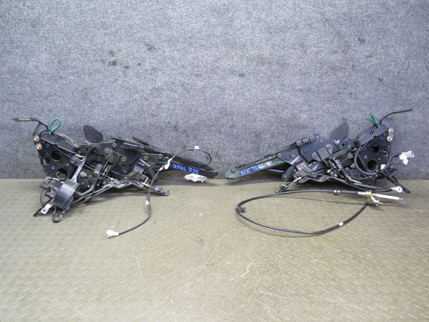 02-10 Lexus SC430 UZZ40L Rear Left & Right Trunk Hinge Black Set OEM