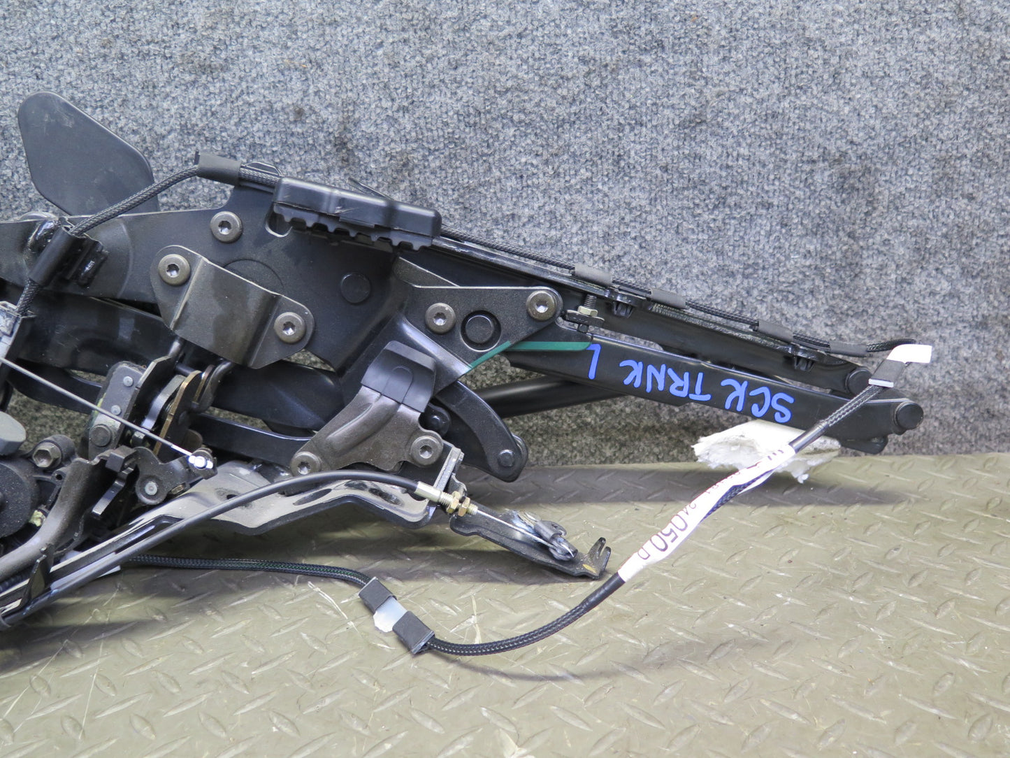 02-10 Lexus SC430 UZZ40L Rear Left & Right Trunk Hinge Black Set OEM