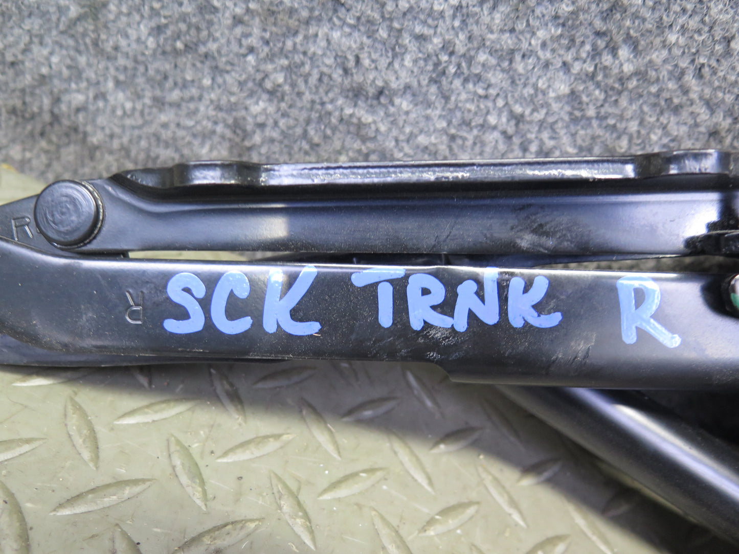 02-10 Lexus SC430 UZZ40L Rear Left & Right Trunk Hinge Black Set OEM