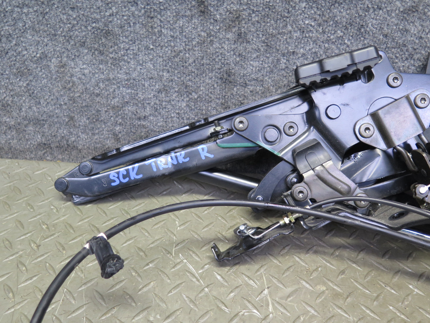 02-10 Lexus SC430 UZZ40L Rear Left & Right Trunk Hinge Black Set OEM