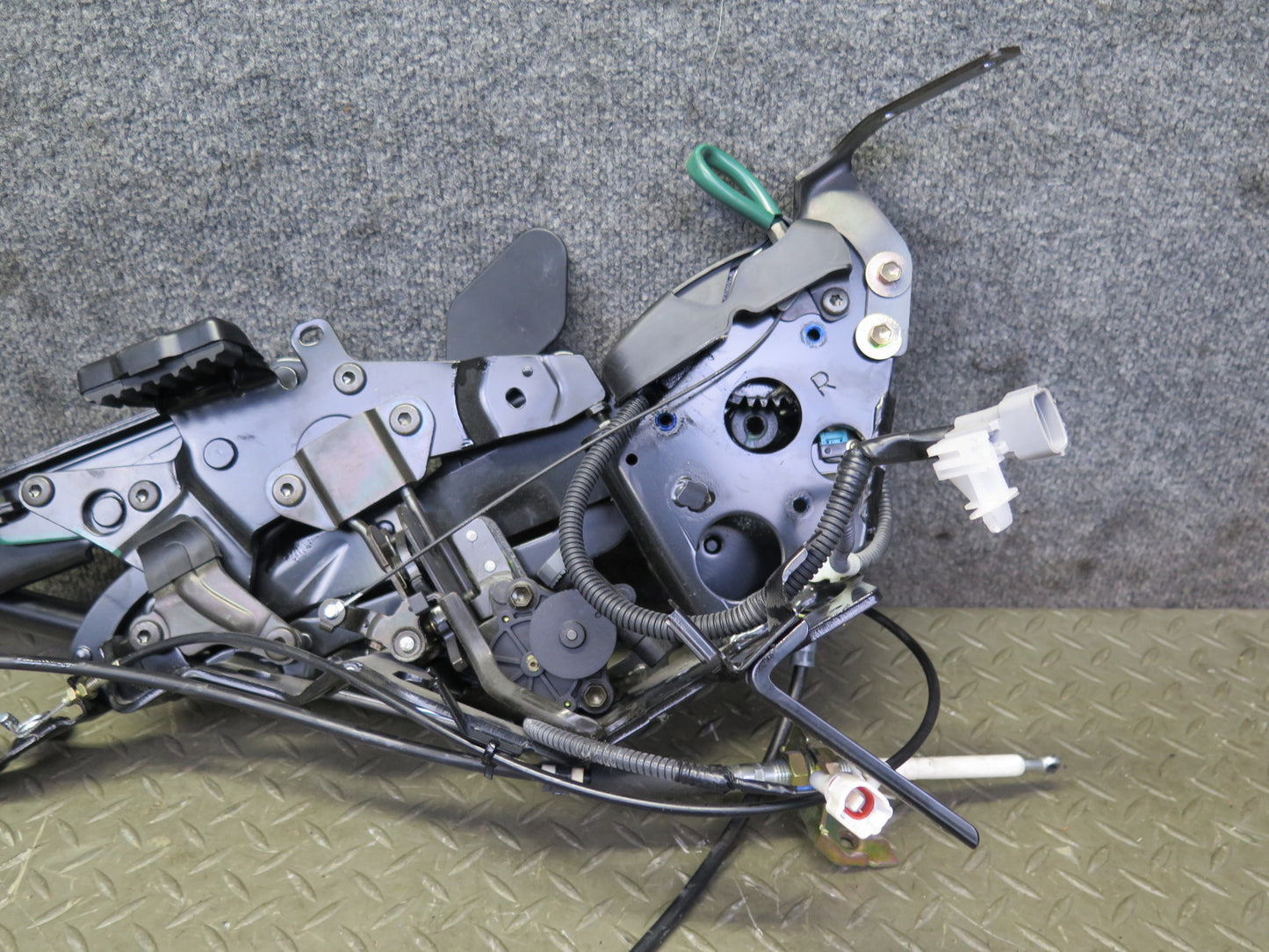 02-10 Lexus SC430 UZZ40L Rear Left & Right Trunk Hinge Black Set OEM