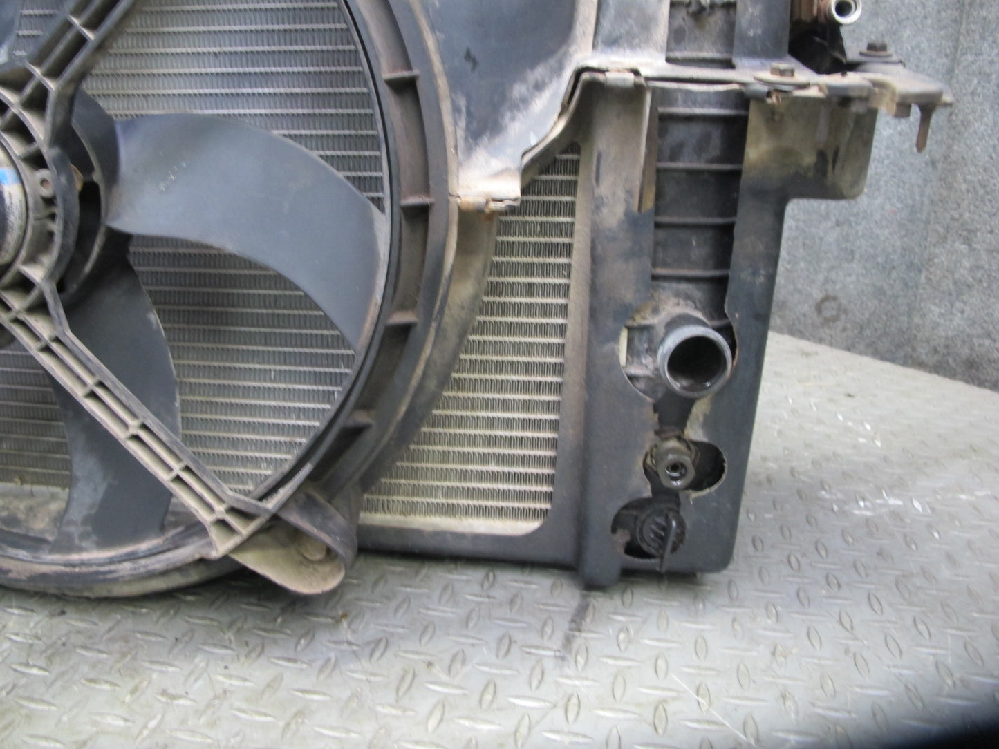 84-89 Chevrolet Corvette C4 M/T Engine Radiator AC Condenser Fan Shroud Assy OEM