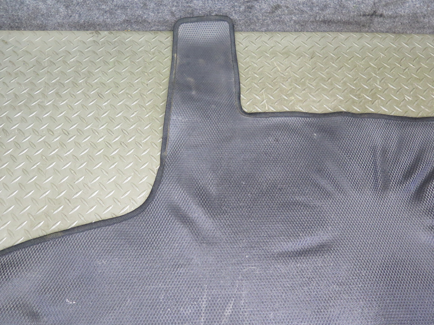01-05 Lexus JCE10L IS300 Sedan Rear Trunk Floor MAT Carpet Cover OEM