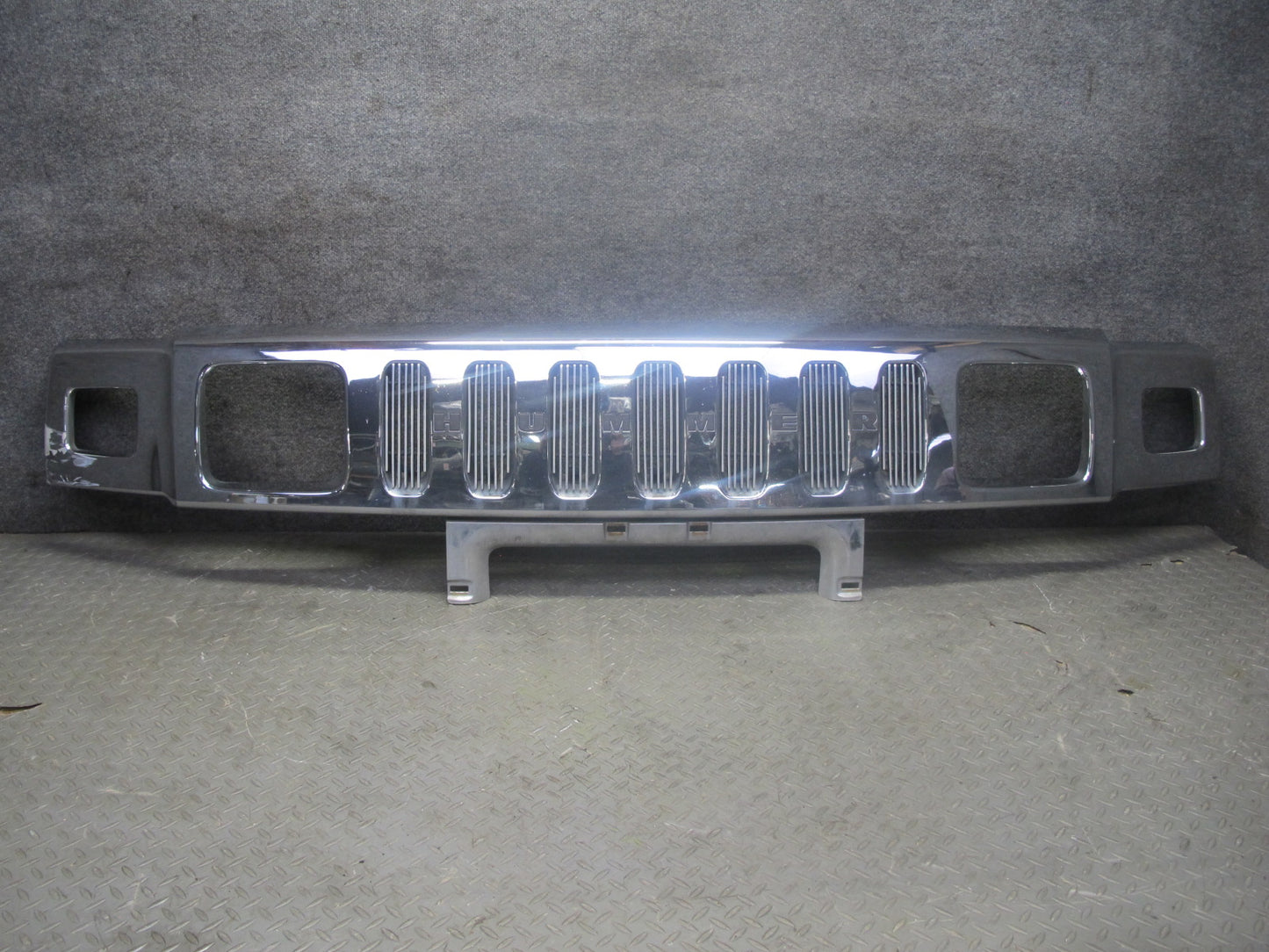 2003-2007 Hummer H2 Front Bumper Radiator Upper Grille Molding 15177227