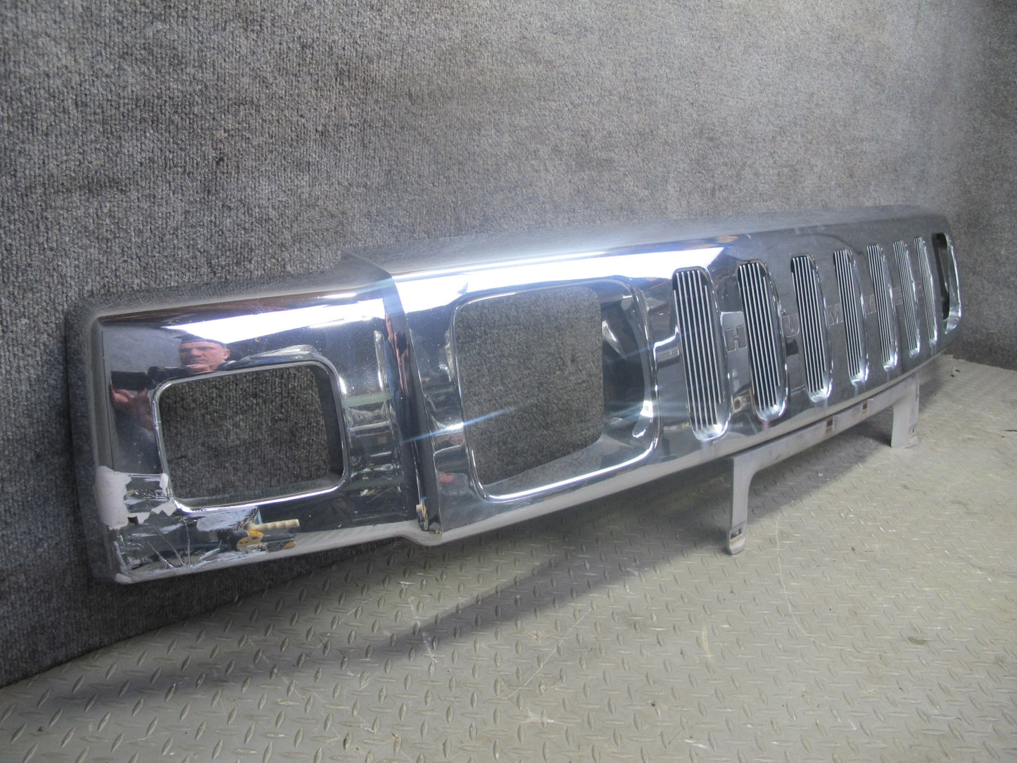 2003-2007 Hummer H2 Front Bumper Radiator Upper Grille Molding 15177227