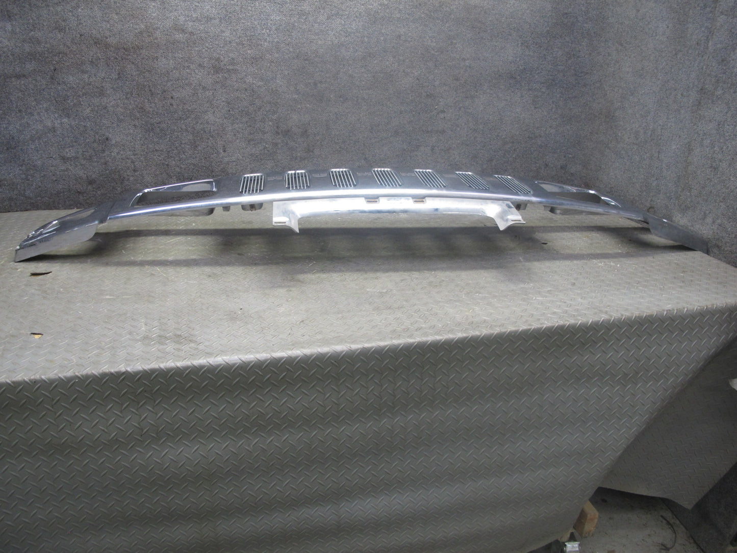 2003-2007 Hummer H2 Front Bumper Radiator Upper Grille Molding 15177227