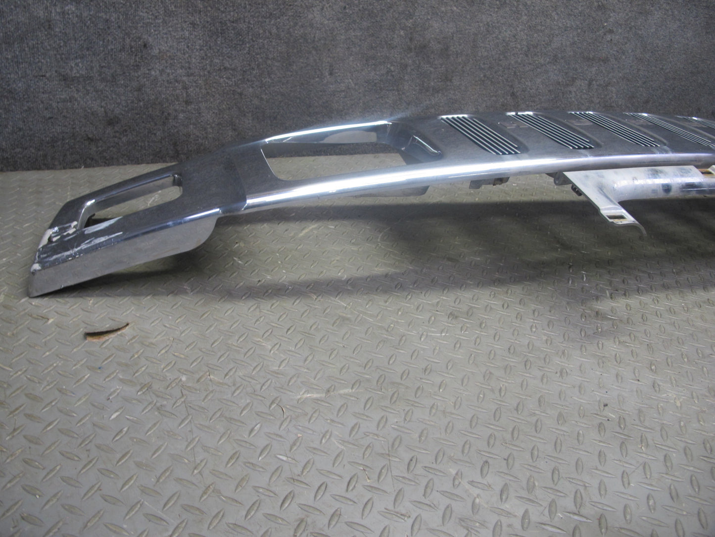 2003-2007 Hummer H2 Front Bumper Radiator Upper Grille Molding 15177227