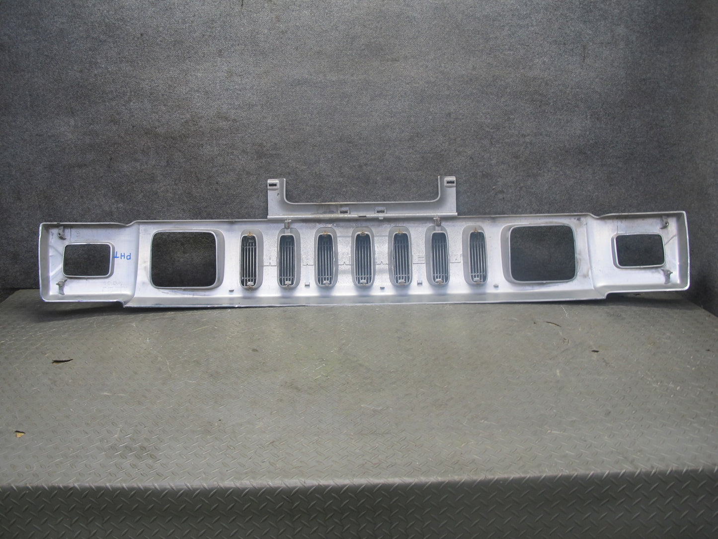 2003-2007 Hummer H2 Front Bumper Radiator Upper Grille Molding 15177227