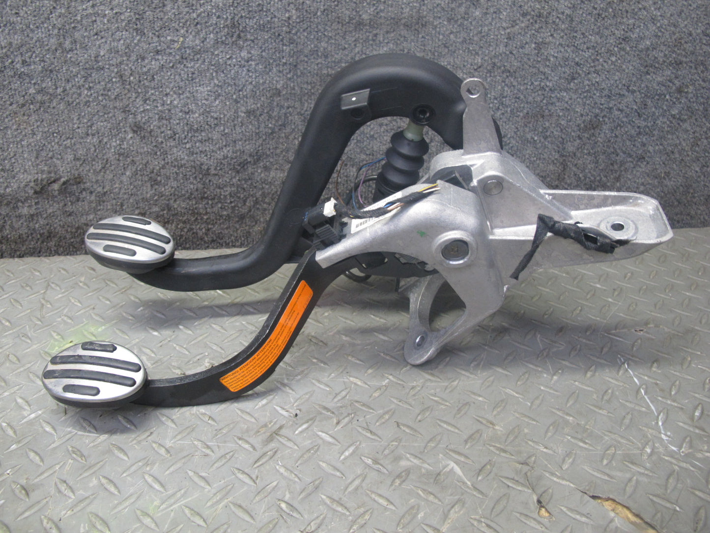 07-13 Mini S R55 R56 R57 R58 R59 M/T Gas Brake Clutch Pedal Cylinder Set OEM