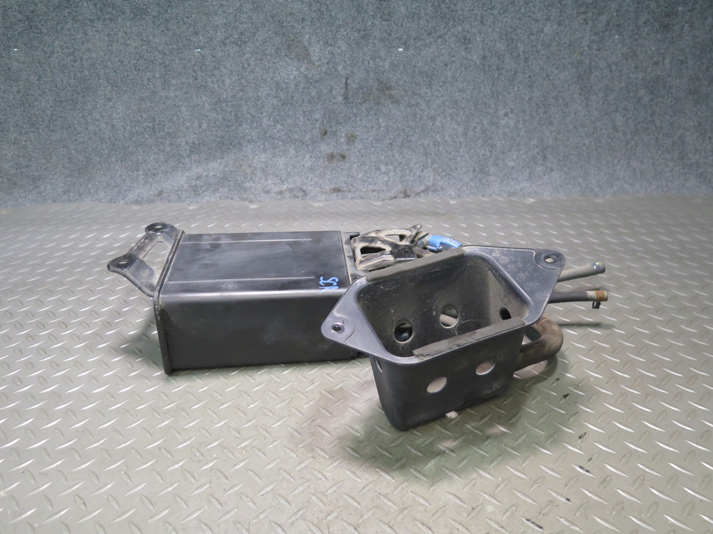 02-05 Lexus Z40 SC430 Fuel Evap Vapor Charcoal Canister w Sensor OEM