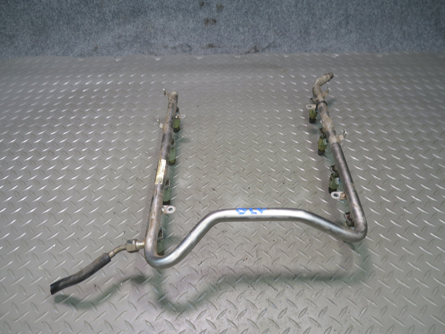 99-02 Mercedes R129 SL500 M113 Engine Fuel Rail Injector Set 1130700095 OEM