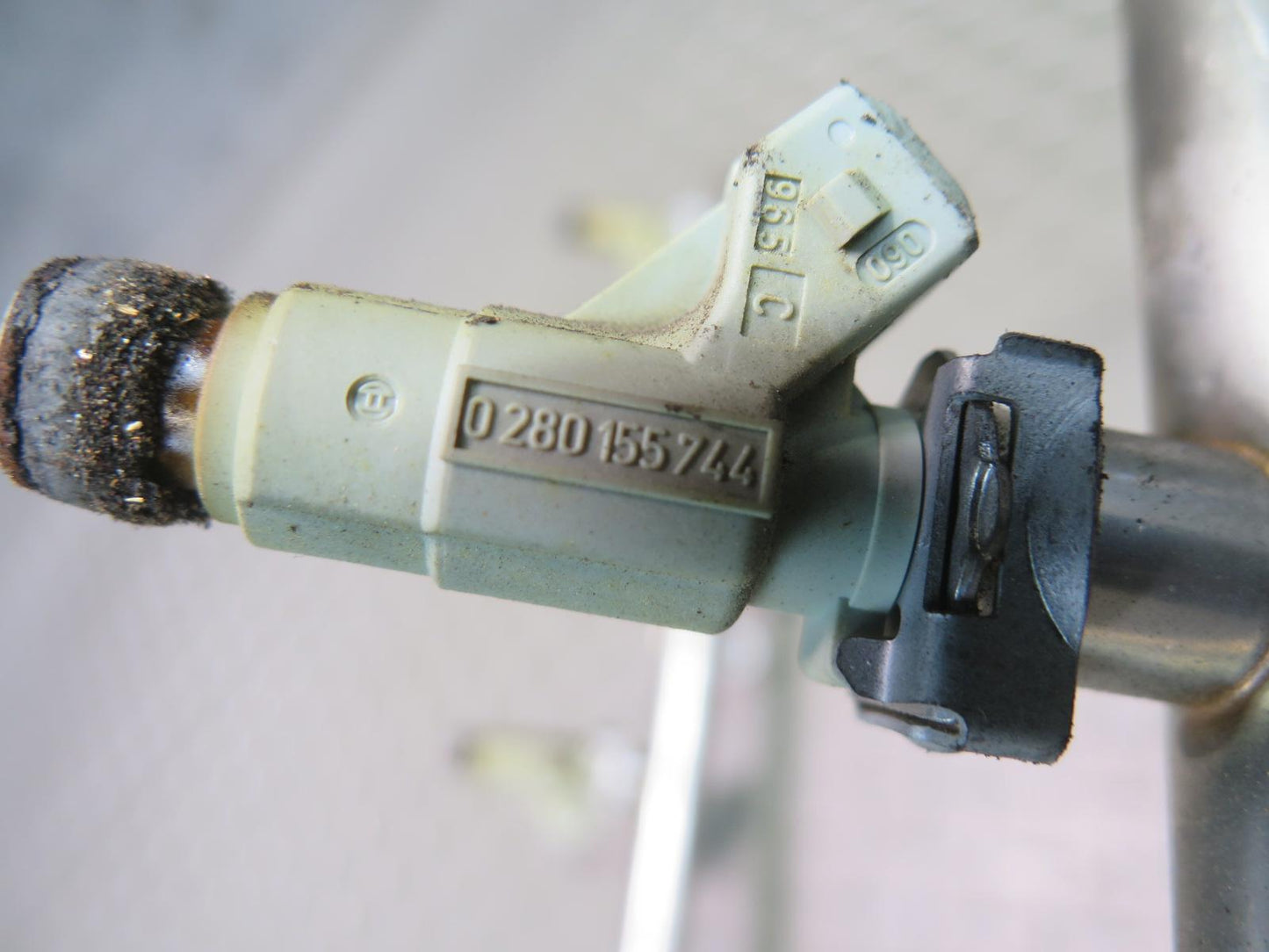 99-02 Mercedes R129 SL500 M113 Engine Fuel Rail Injector Set 1130700095 OEM