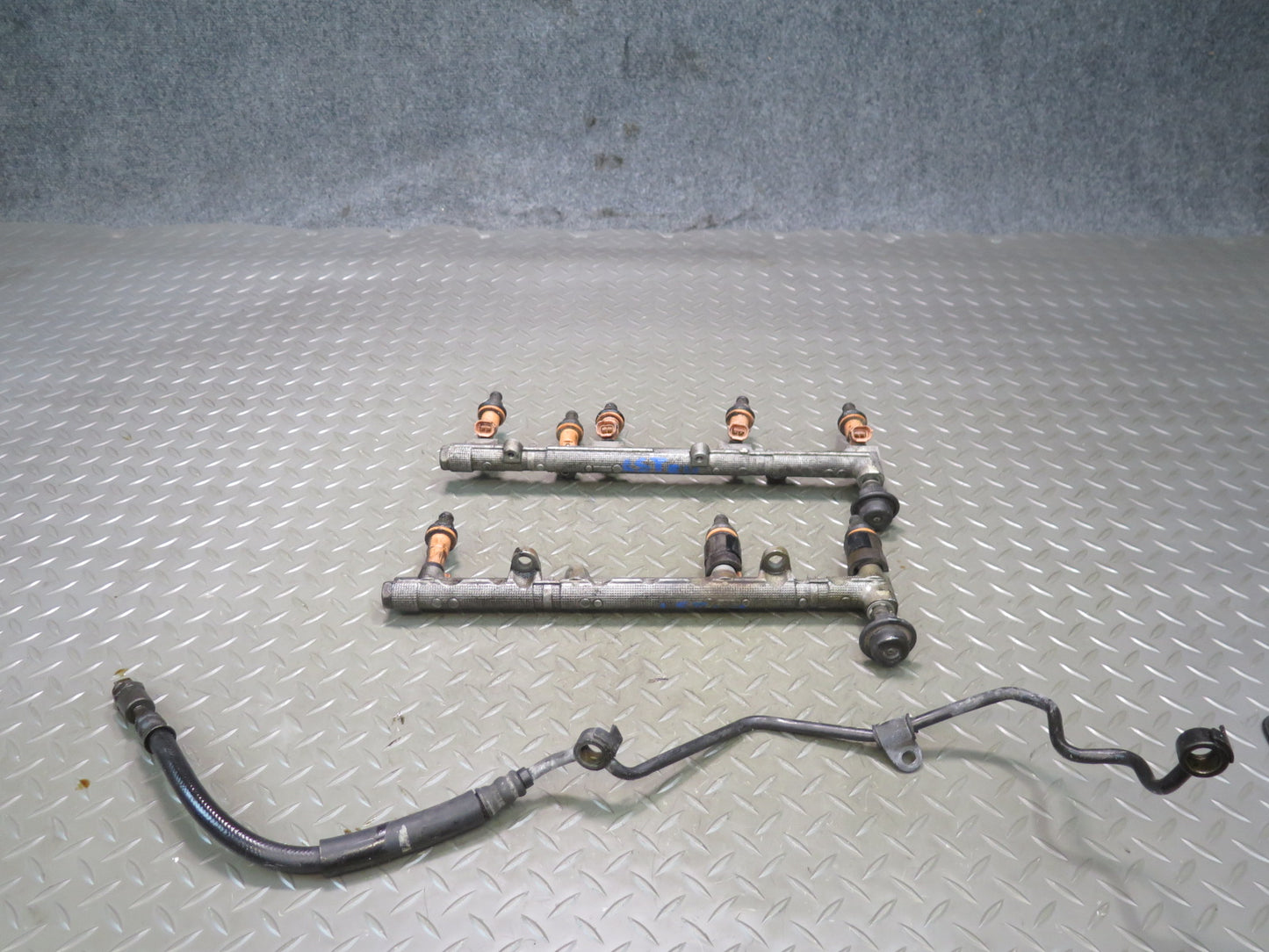 98-00 Lexus UCF20L LS400 1UZFE Fuel Rail w Injector Set Assembly OEM