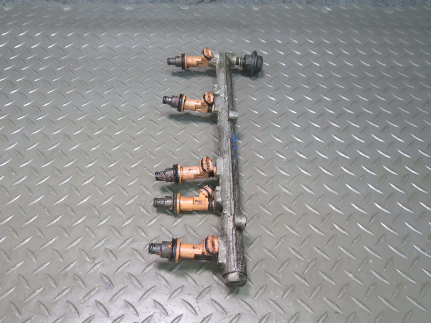 98-00 Lexus UCF20L LS400 1UZFE Fuel Rail w Injector Set Assembly OEM