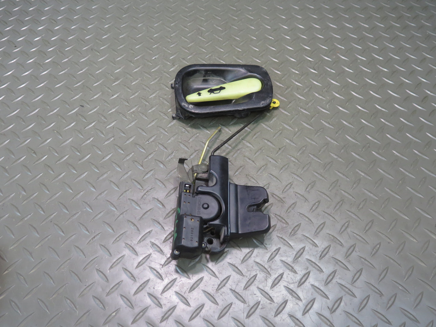 01-05 Lexus IS300 Sedan Rear Trunk Lock Latch Actuator w Release Handle OEM