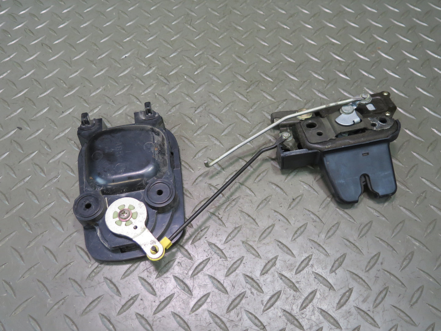 01-05 Lexus IS300 Sedan Rear Trunk Lock Latch Actuator w Release Handle OEM