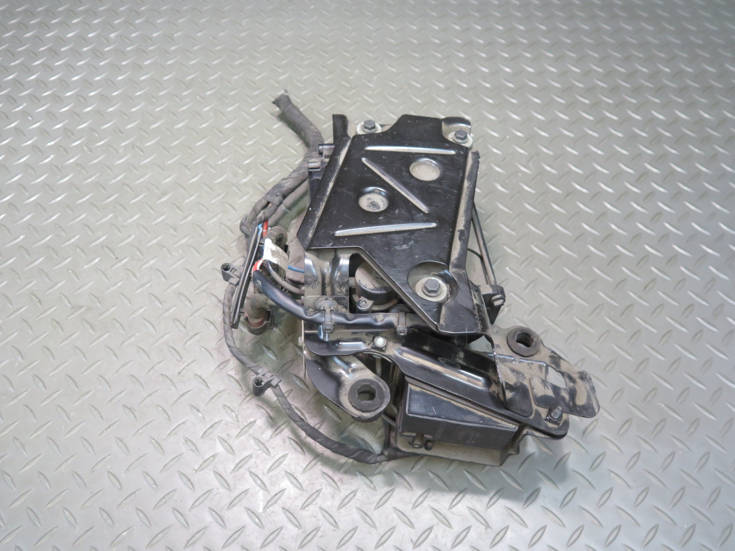 2006-2012 Bentley Continental Flying Spur Rear Air Suspension Compressor Pump