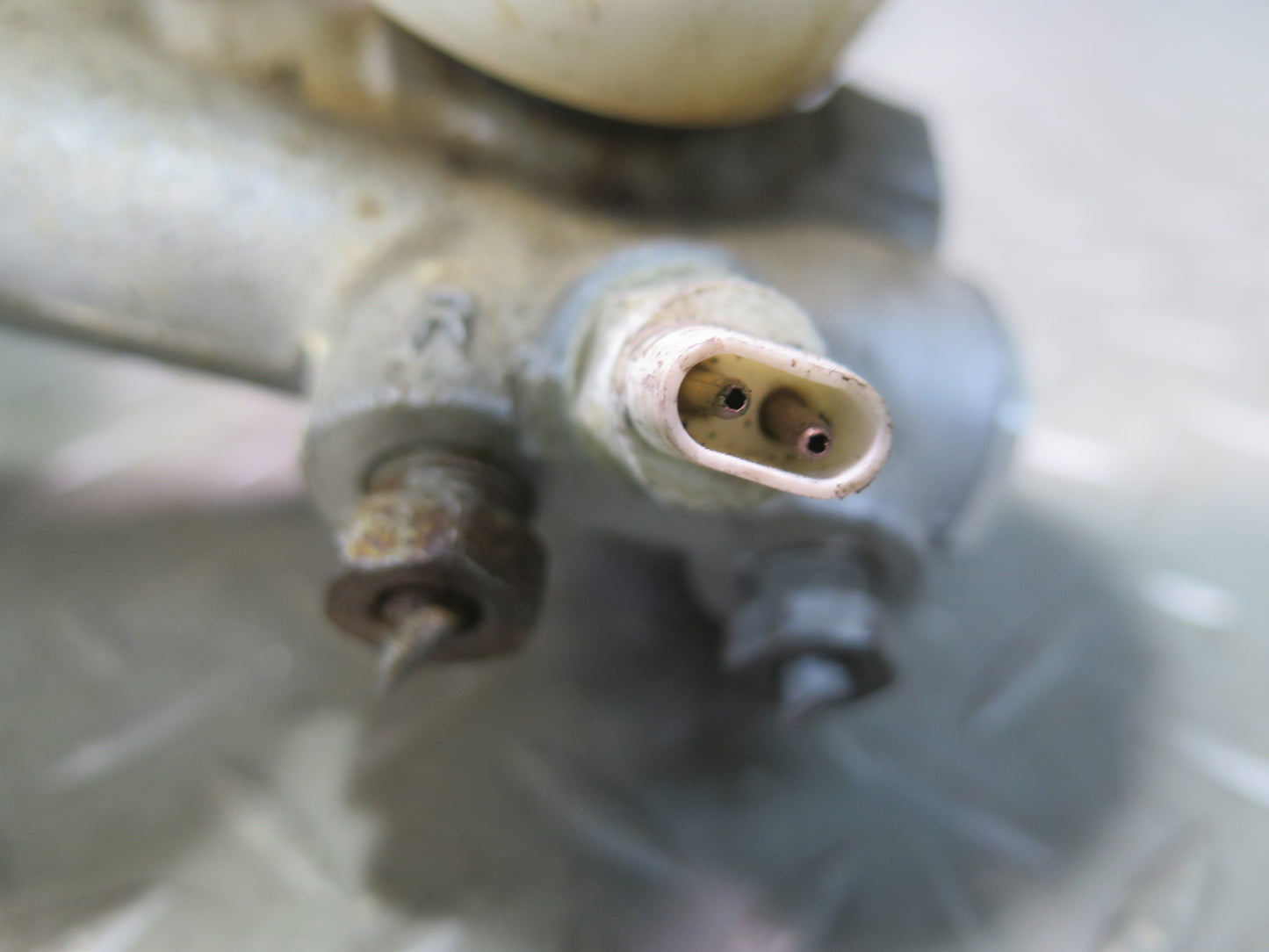 1984 Chevrolet Corvette C4 M/T Brake Master Cylinder Booster Fluid Reservoir