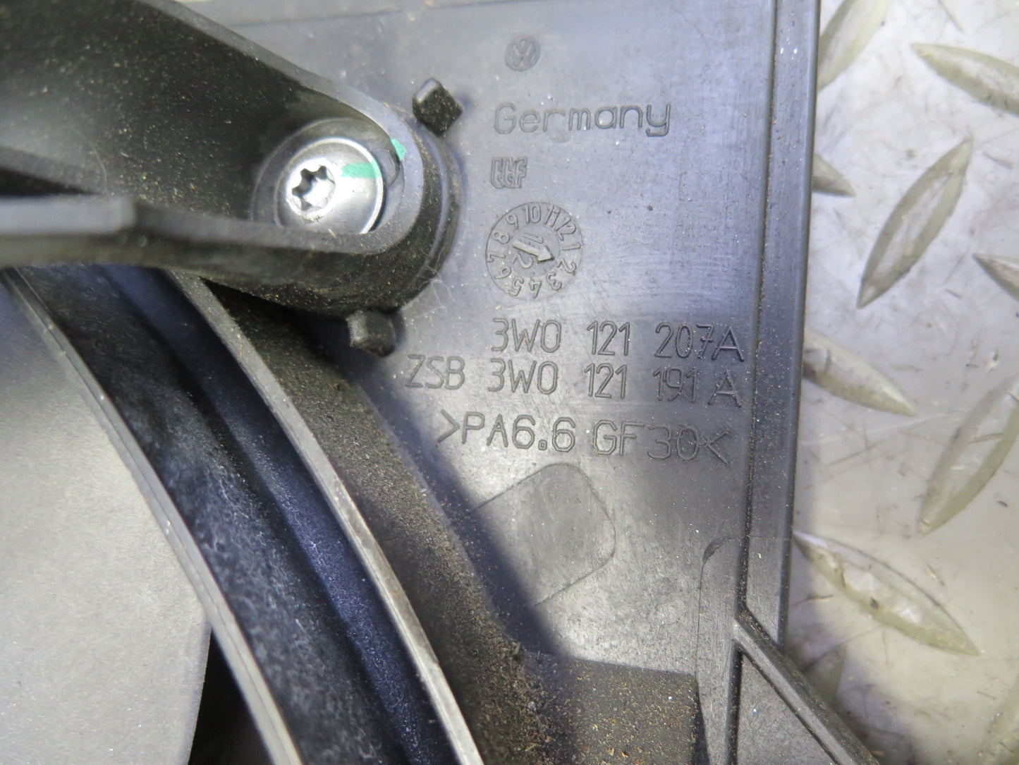 2006-2010 Bentley Flying Spur Engine Radiator Cooling Dual Fan Shroud