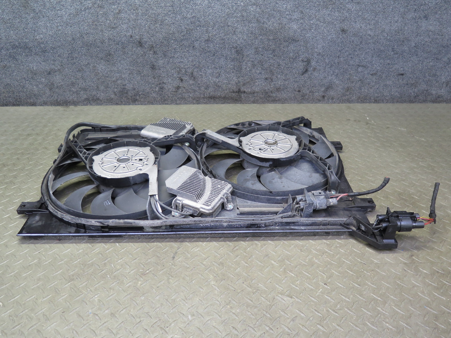 2006-2010 Bentley Flying Spur Engine Radiator Cooling Dual Fan Shroud