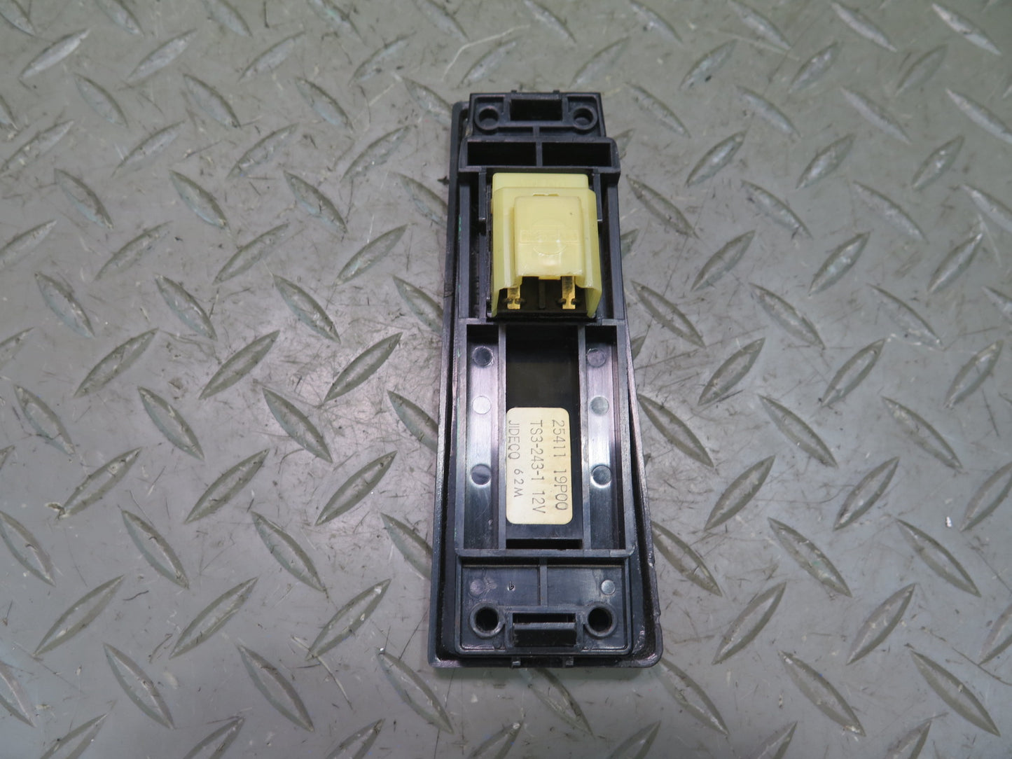 84-86 Nissan Z31 300ZX 2+0 Right Door Power Window Switch 25411-19P00 OEM