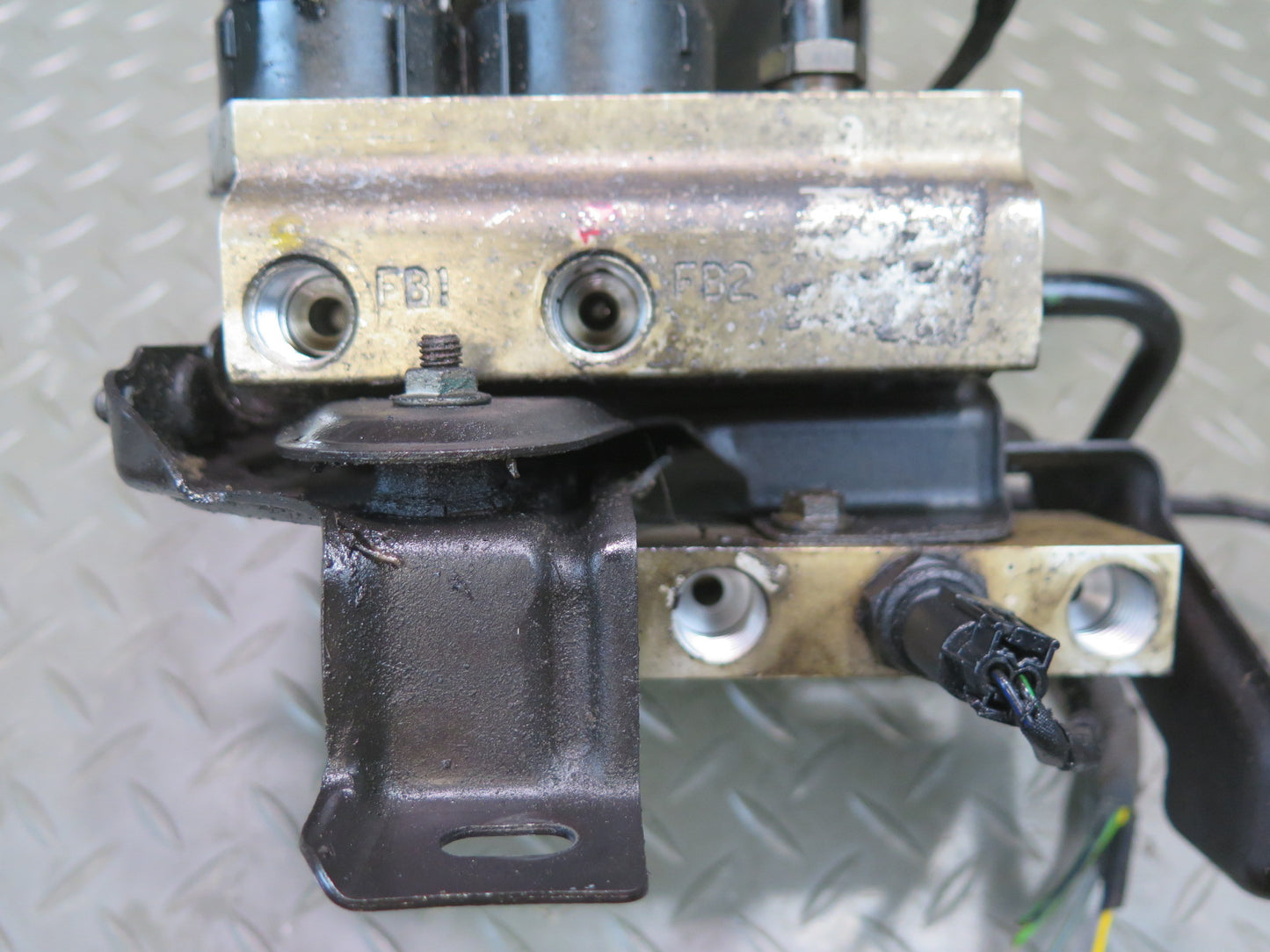 03-06 Mercedes R230 SL500 Front ABC Hydraulic Suspension Valve Block Pump OEM